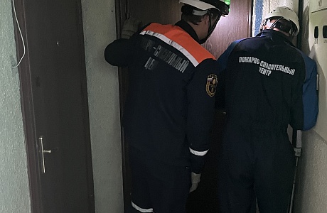 Спасатели помогли мужчине получить медицинскую помощь Спасатели помогли мужчине получить медицинскую помощь